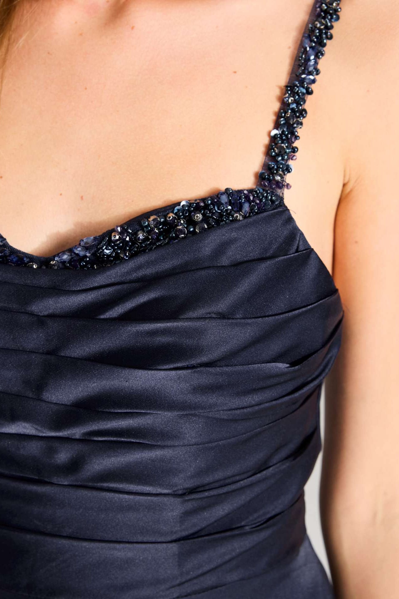 Satinkleid mit drapiertem Top und bestickten Trägern