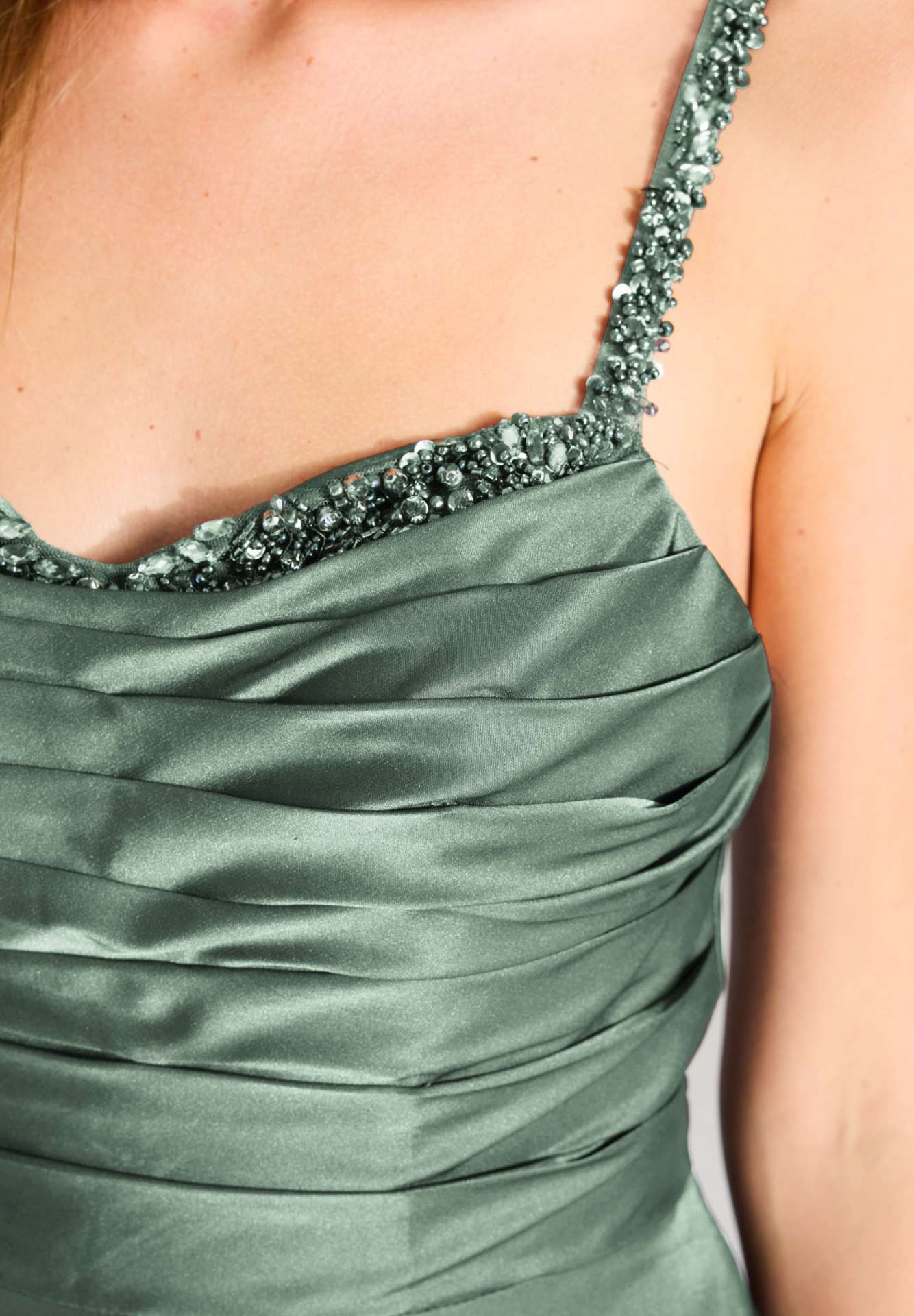 Satinkleid mit drapiertem Top und bestickten Trägern