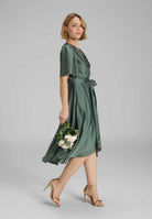 Cocktailkleid aus nachhaltigem Satin in Wickel Optik