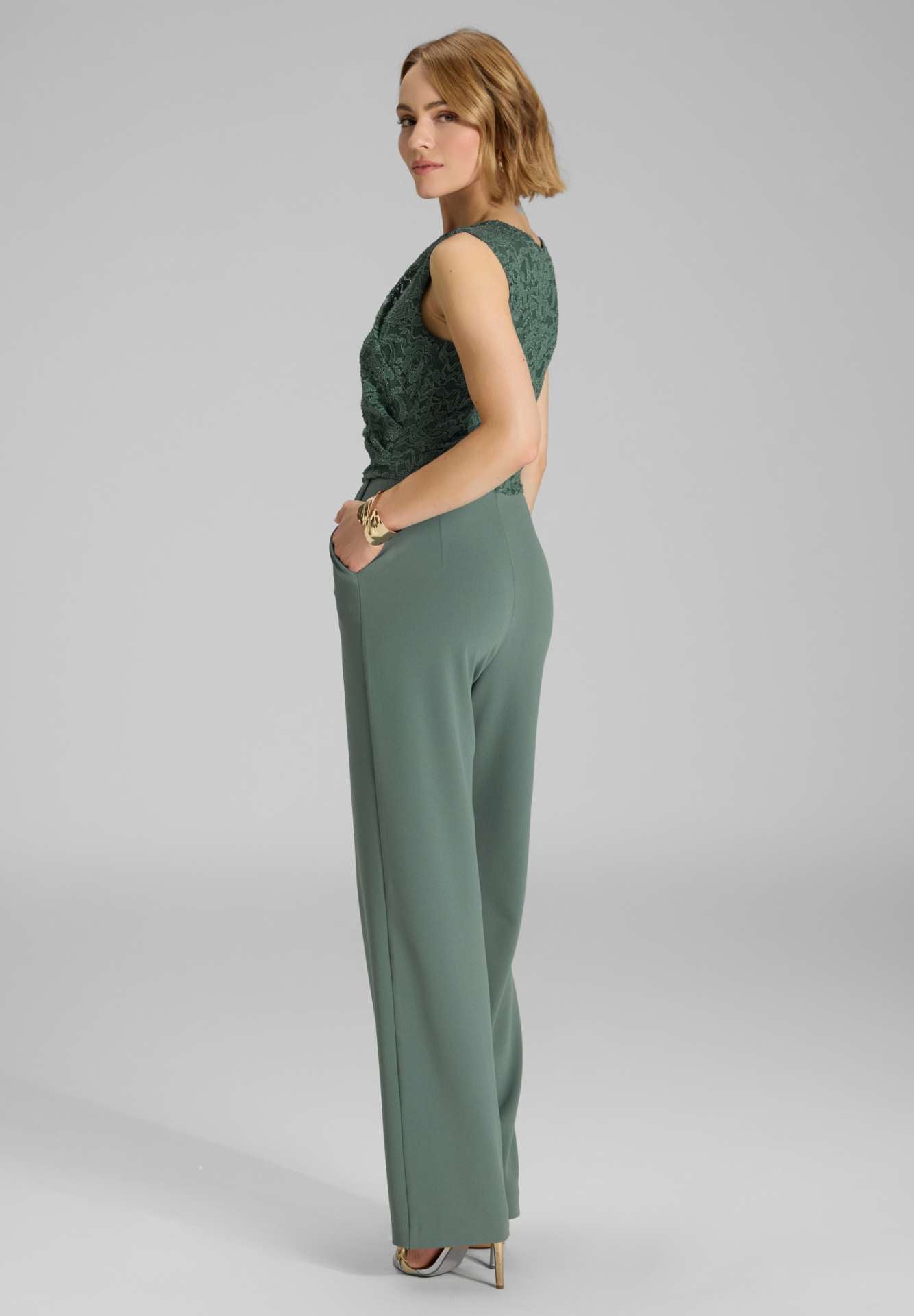 Jumpsuit aus Material-Mix mit Drapierung