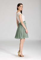 Zweifarbiges Kleid mit filigraner Spitze