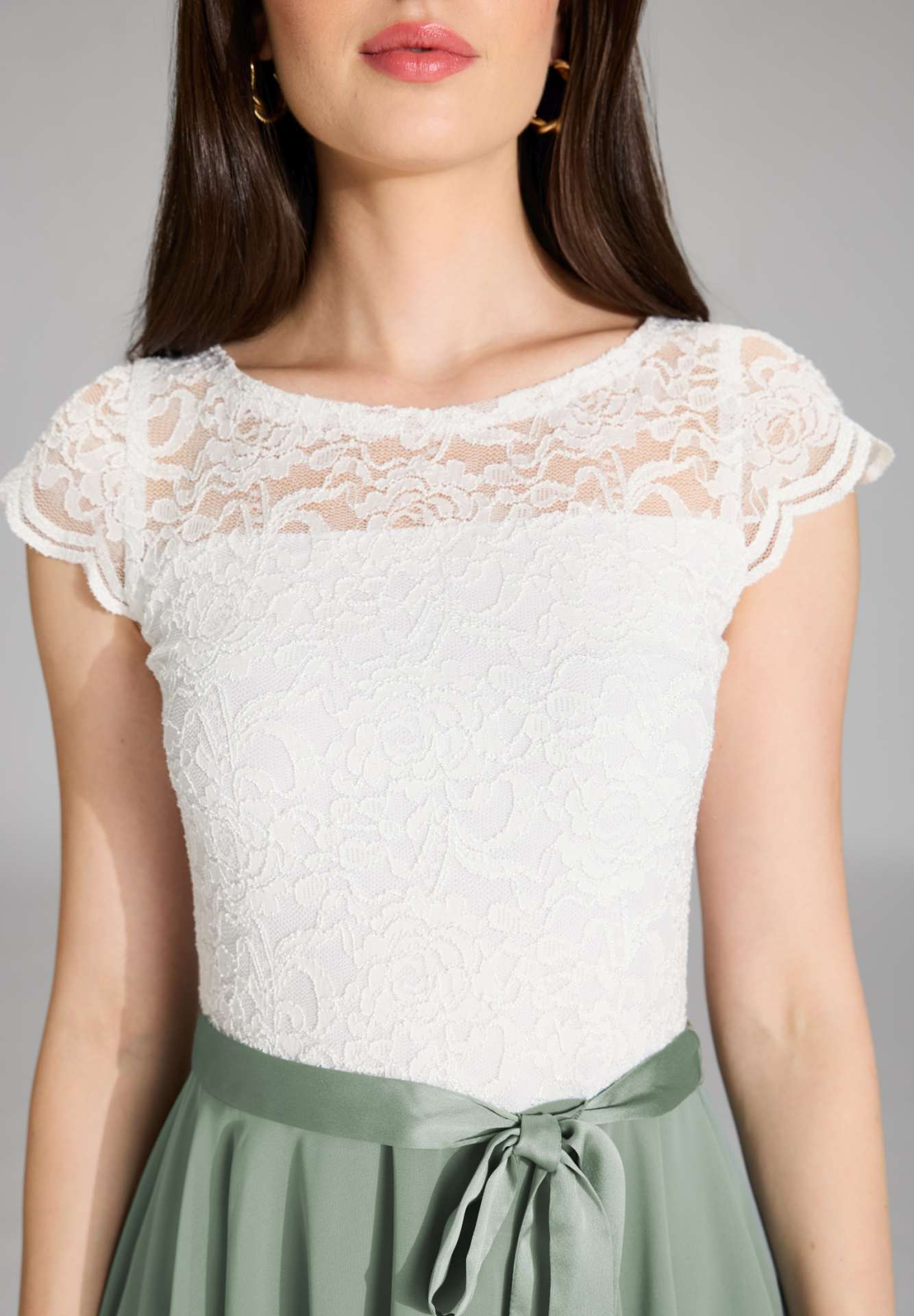 Zweifarbiges Kleid mit filigraner Spitze