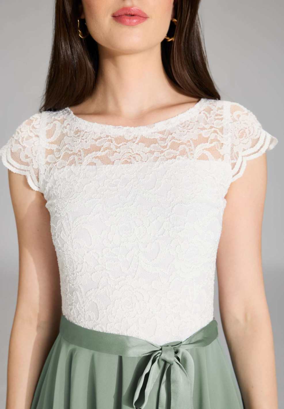 Zweifarbiges Kleid mit filigraner Spitze