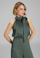 Jumpsuit mit Schluppe aus gehämmertem Satin