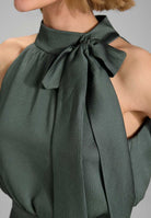 Jumpsuit mit Schluppe aus gehämmertem Satin