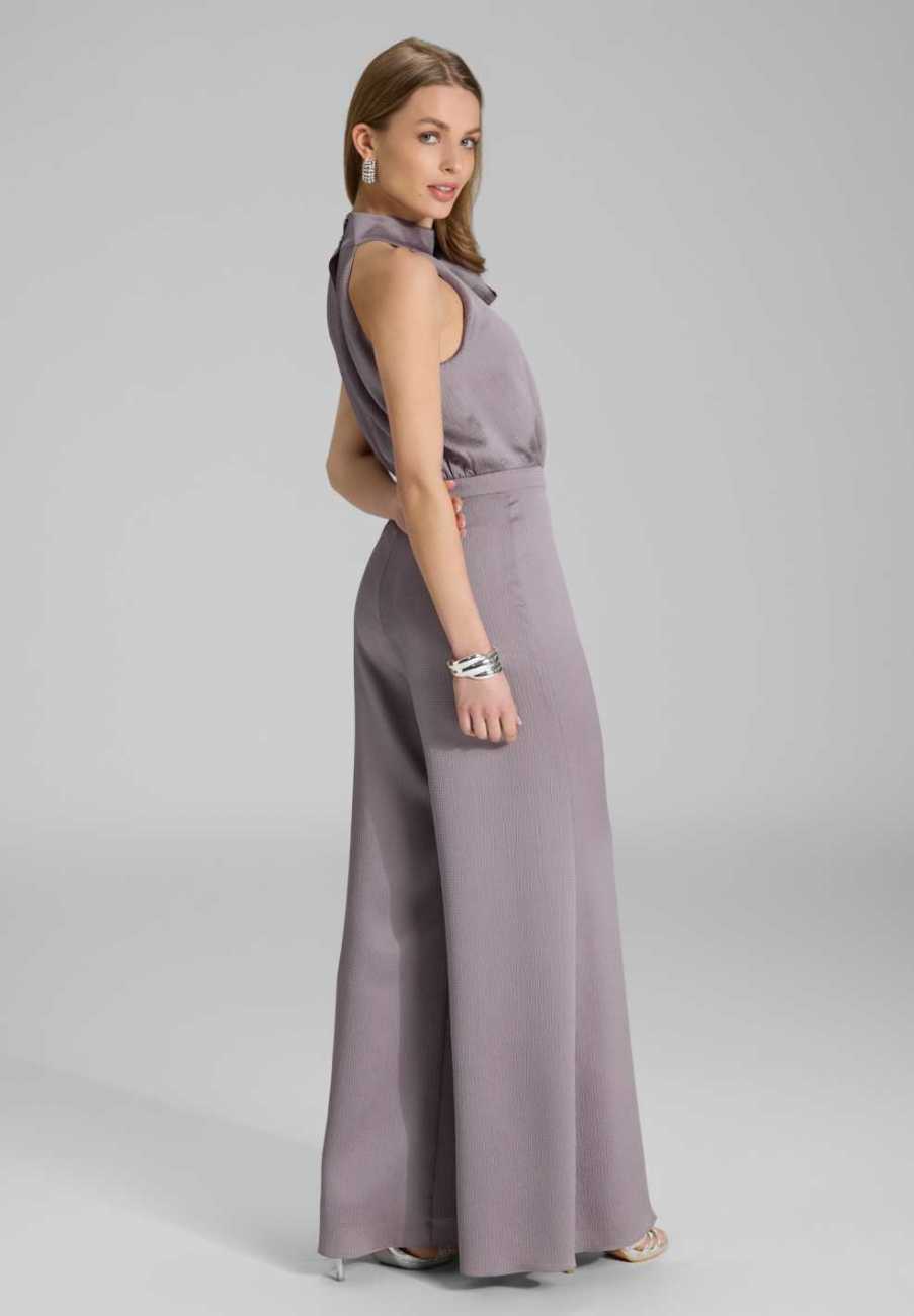 Jumpsuit mit Schluppe aus gehämmertem Satin