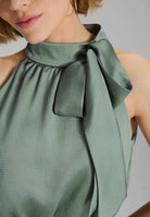 Jumpsuit mit Schluppe aus gehämmertem Satin