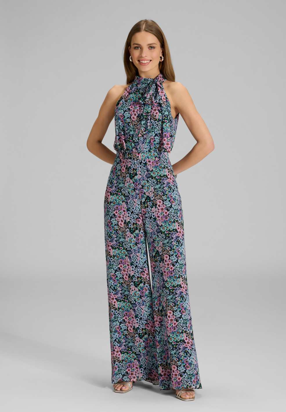 Jumpsuit mit Schluppe aus floral bedrucktem Viscose Material Midnight Black