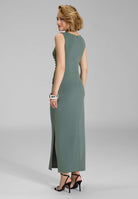 Abendkleid aus Crepe Jersey mit Drapierung und Zierschnalle