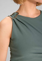 Abendkleid aus Crepe Jersey mit Drapierung und Zierschnalle