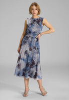 Midi Kleid aus weichem Mesh mit abstraktem Druck timeless blue multi