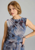 Midi Kleid aus weichem Mesh mit abstraktem Druck