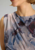 Midi Kleid aus weichem Mesh mit abstraktem Druck