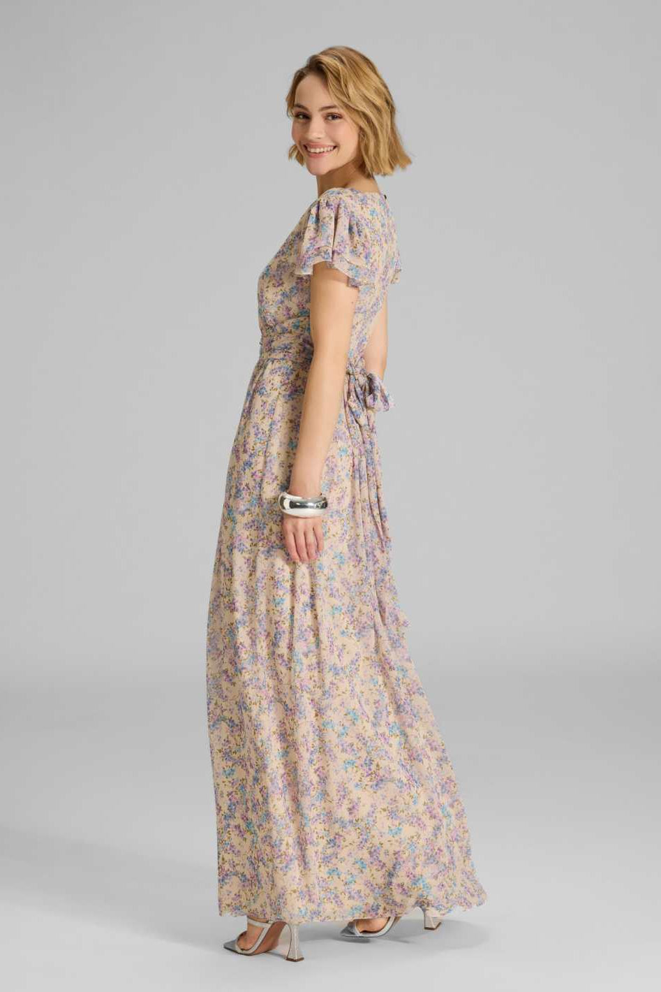 Maxikleid mit kurzen Flügelärmeln aus floral bedrucktem Crinkle Chiffon