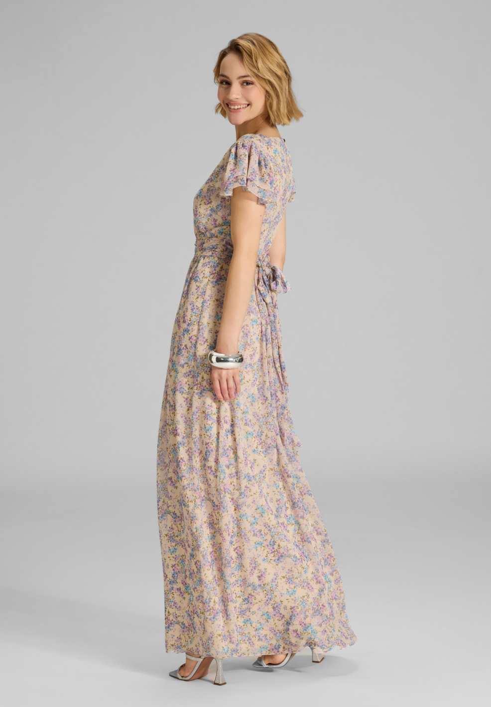 Maxikleid mit kurzen Flügelärmeln aus floral bedrucktem Crinkle Chiffon