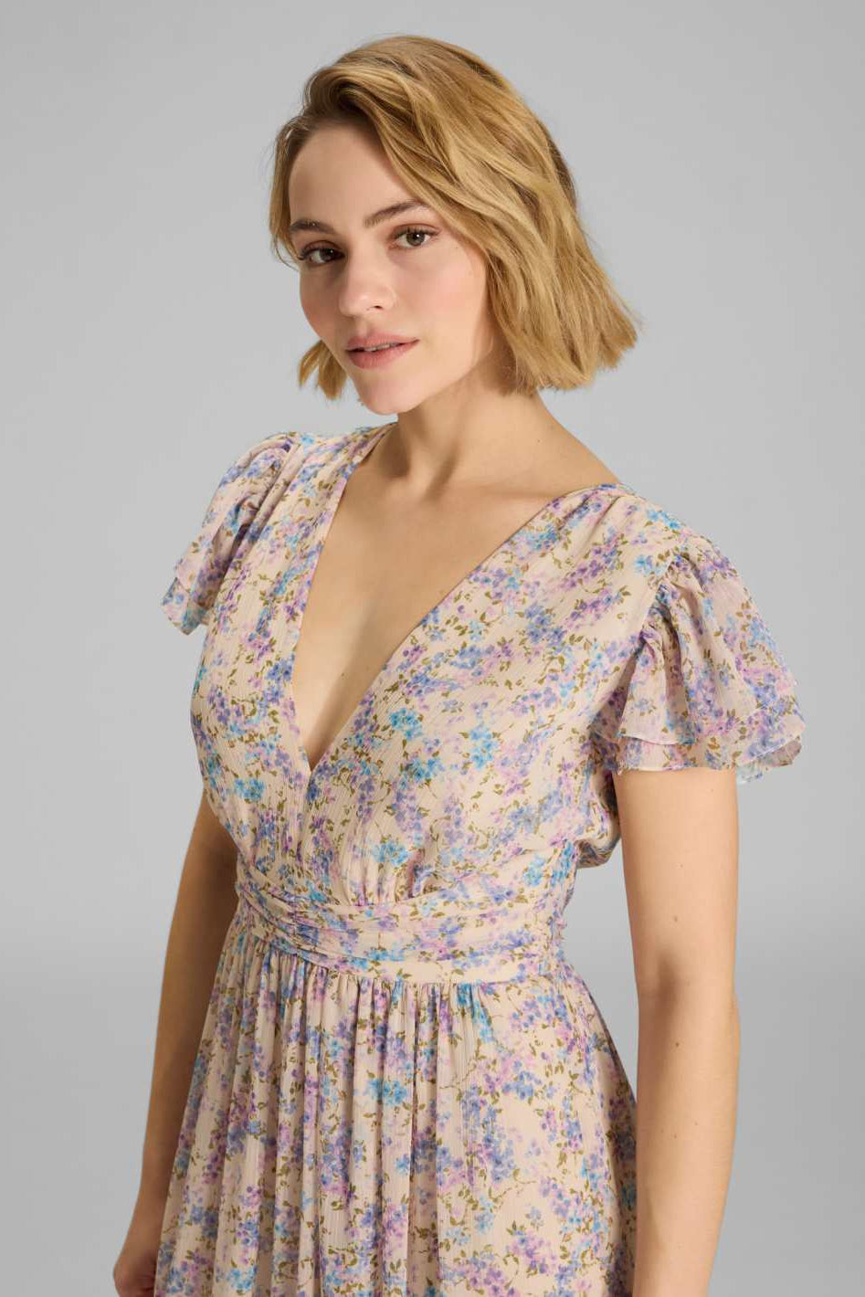 Maxikleid mit kurzen Flügelärmeln aus floral bedrucktem Crinkle Chiffon