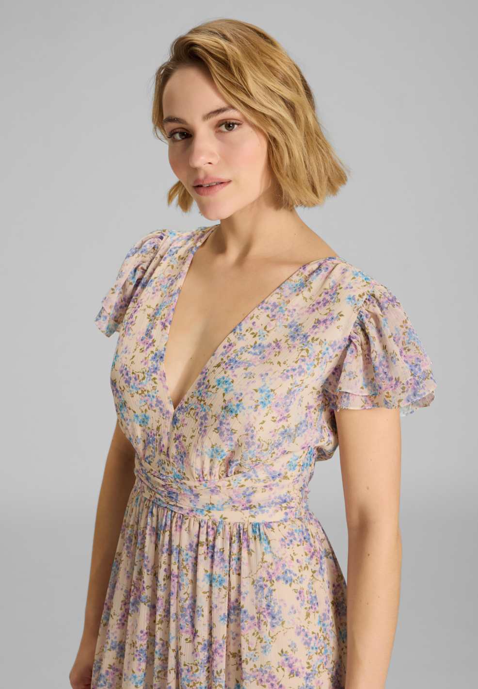 Maxikleid mit kurzen Flügelärmeln aus floral bedrucktem Crinkle Chiffon