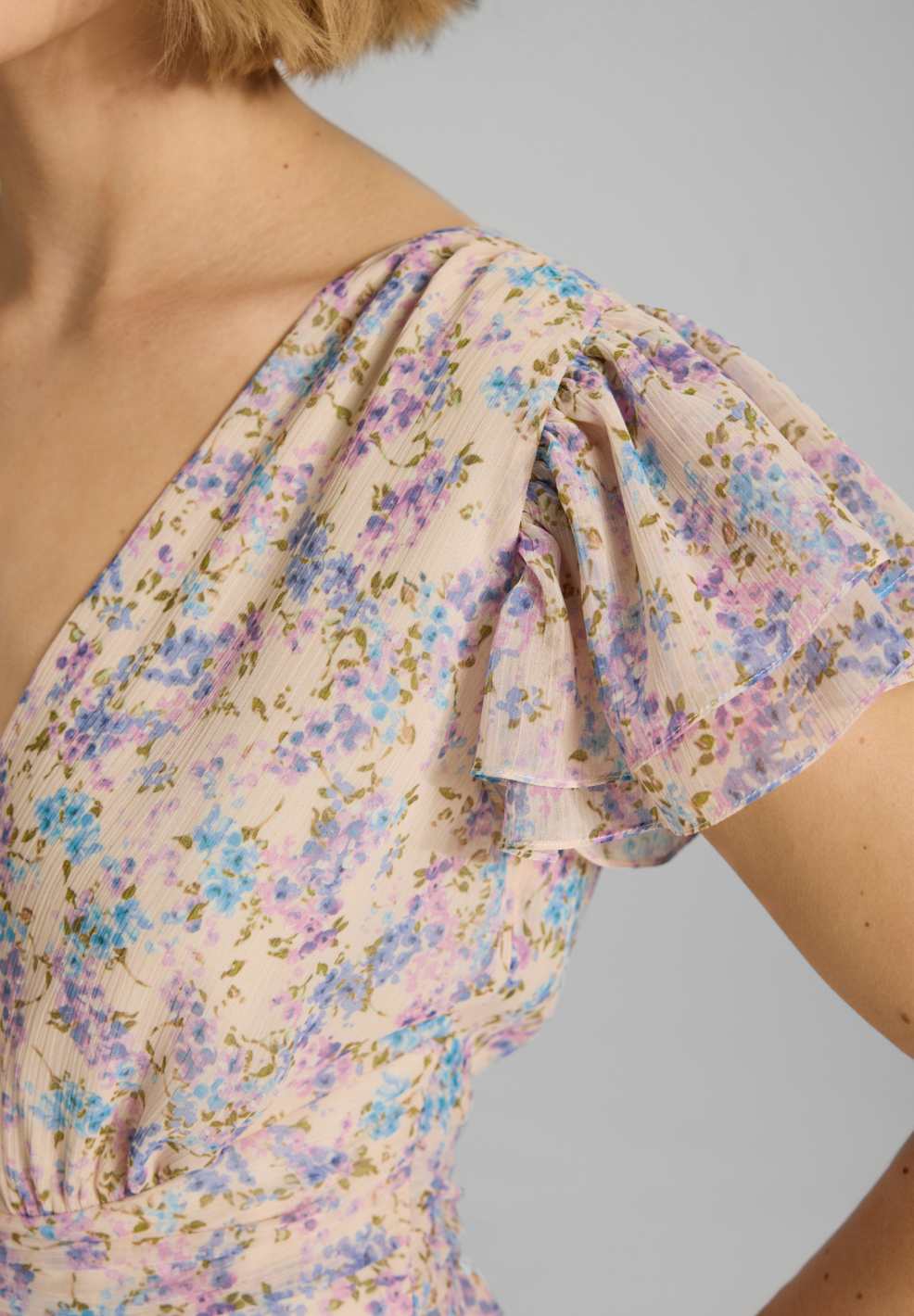 Maxikleid mit kurzen Flügelärmeln aus floral bedrucktem Crinkle Chiffon