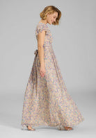 Maxikleid mit kurzen Flügelärmeln aus floral bedrucktem Crinkle Chiffon