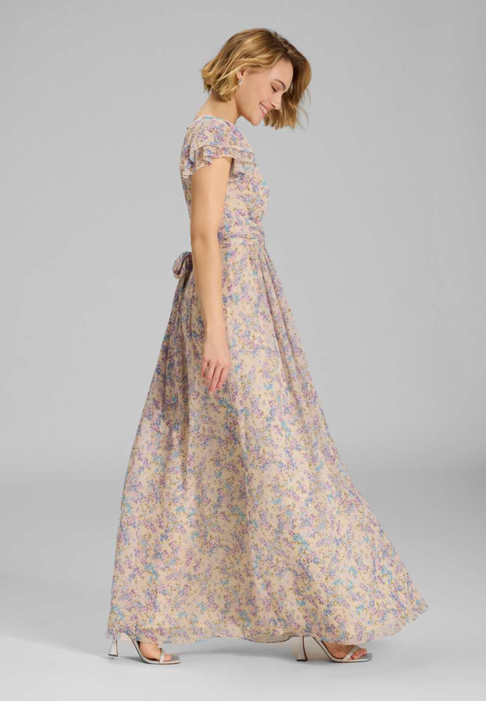 Maxikleid mit kurzen Flügelärmeln aus floral bedrucktem Crinkle Chiffon