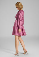 Cocktailkleid aus nachhaltigem Satin mit langen Ärmeln und Raff Details