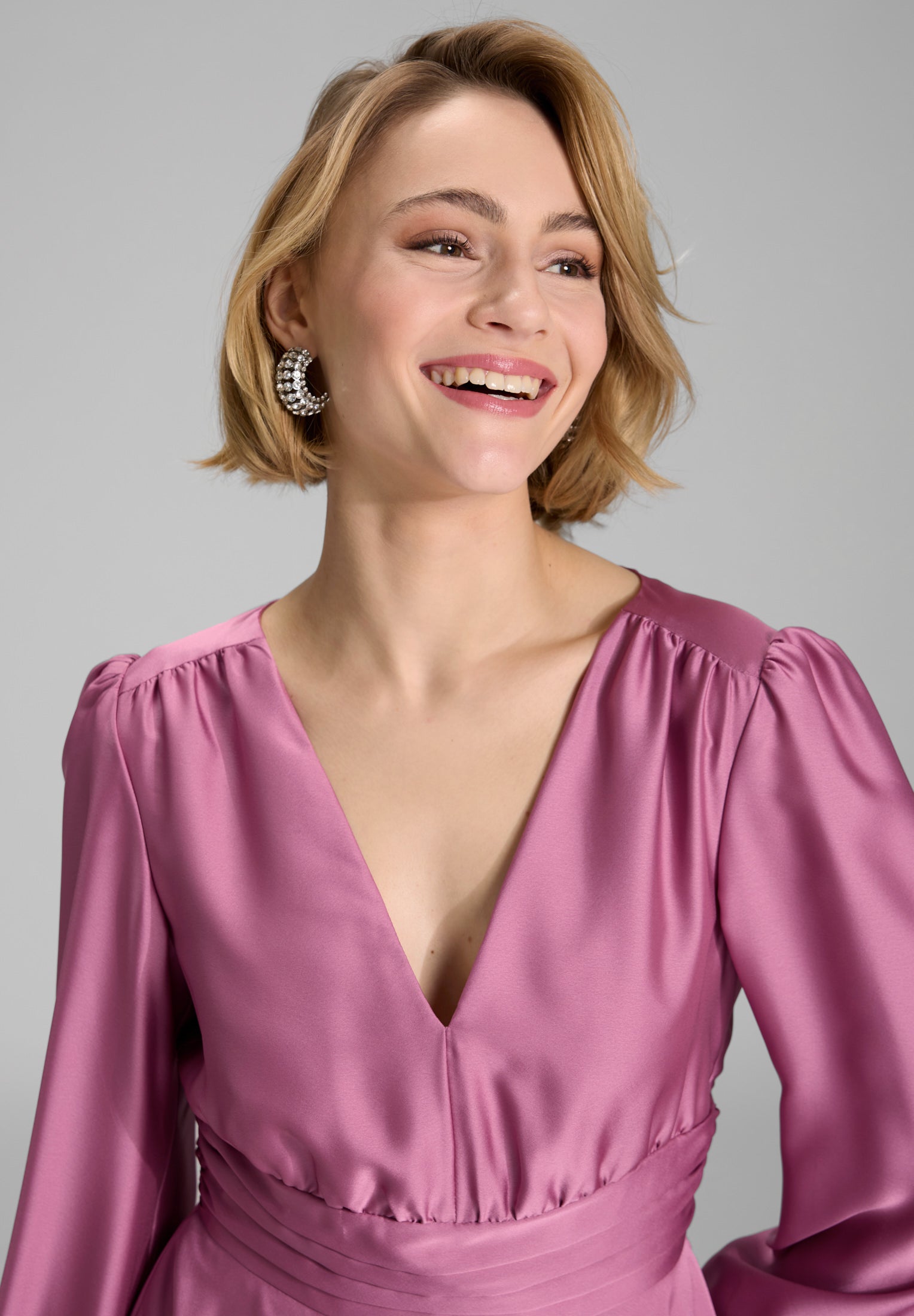 Cocktailkleid aus nachhaltigem Satin mit langen Ärmeln und Raff Details