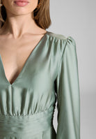 Cocktailkleid aus nachhaltigem Satin mit langen Ärmeln und Raff Details