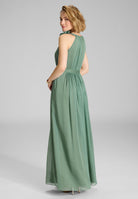 Abendkleid aus Crinkle Chiffon mit dekorativer Blüte