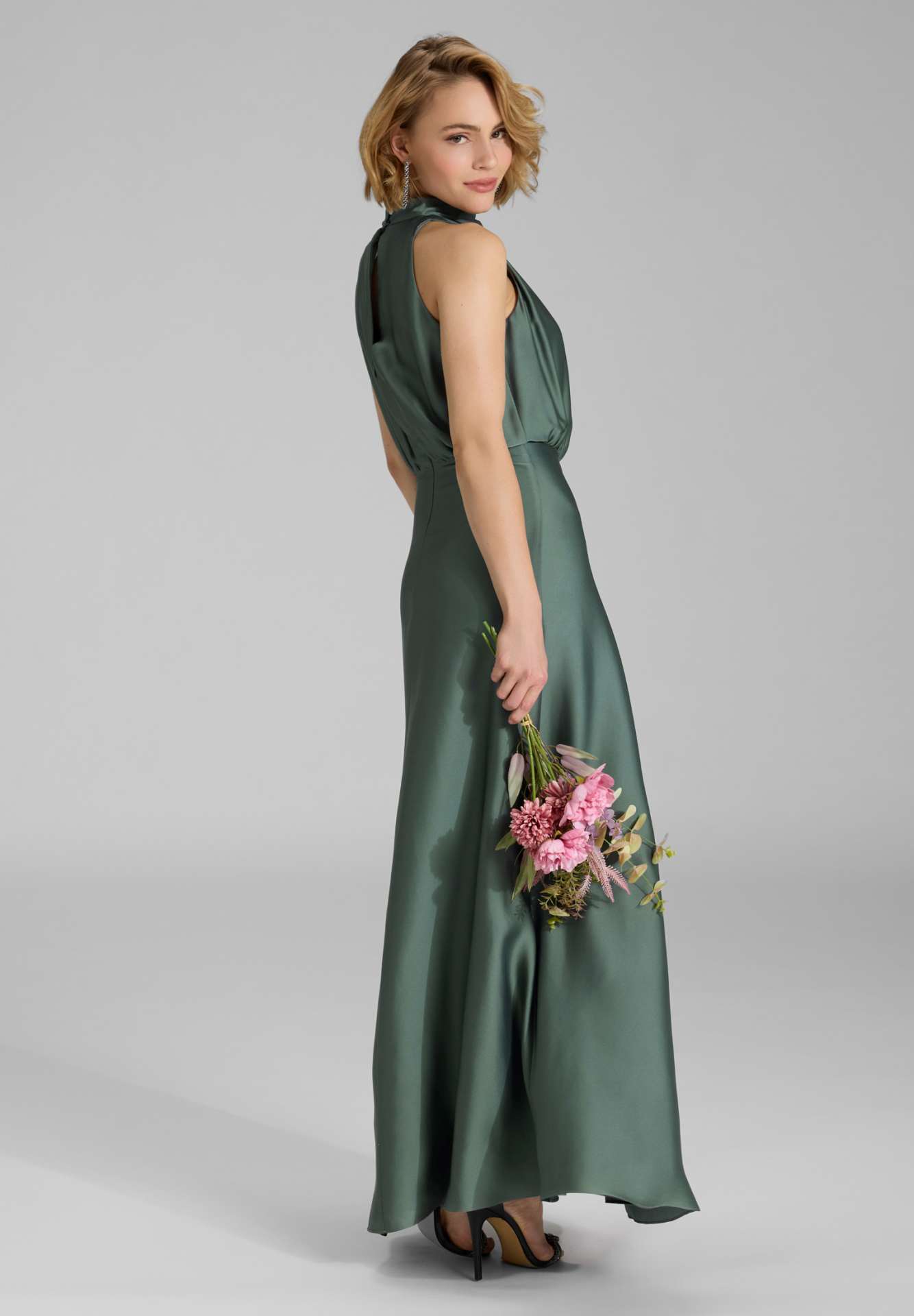 Abendkleid aus nachhaltigem Satin mit Drapierung am Kragen