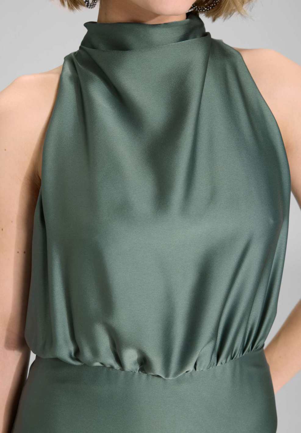 Abendkleid aus nachhaltigem Satin mit Drapierung am Kragen