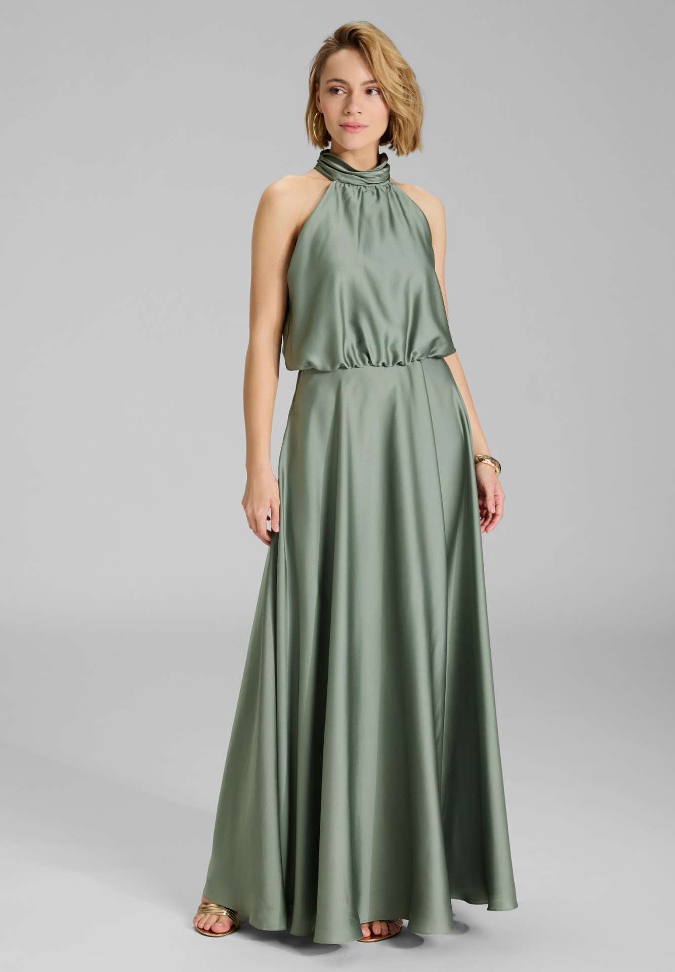 Abendkleid aus nachhaltigem Satin mit amerikanischem Ausschnitt und Beinschlitz