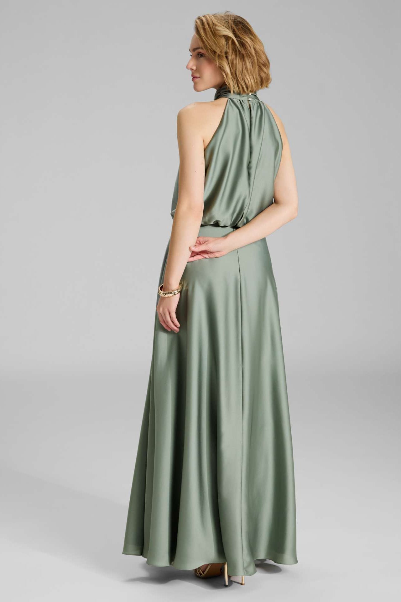 Abendkleid aus nachhaltigem Satin mit amerikanischem Ausschnitt und Beinschlitz