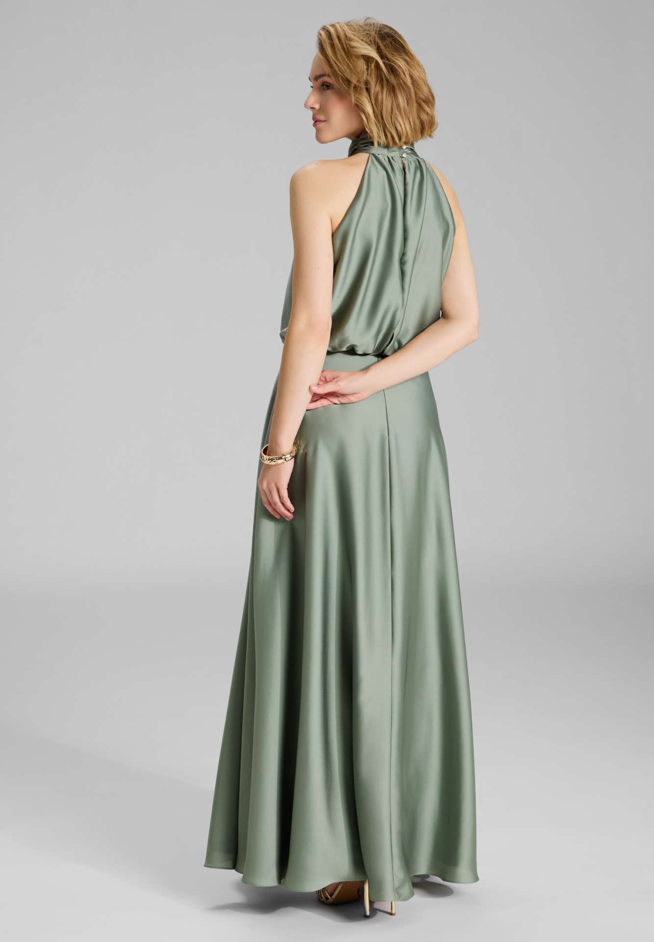 Abendkleid aus nachhaltigem Satin mit amerikanischem Ausschnitt und Beinschlitz