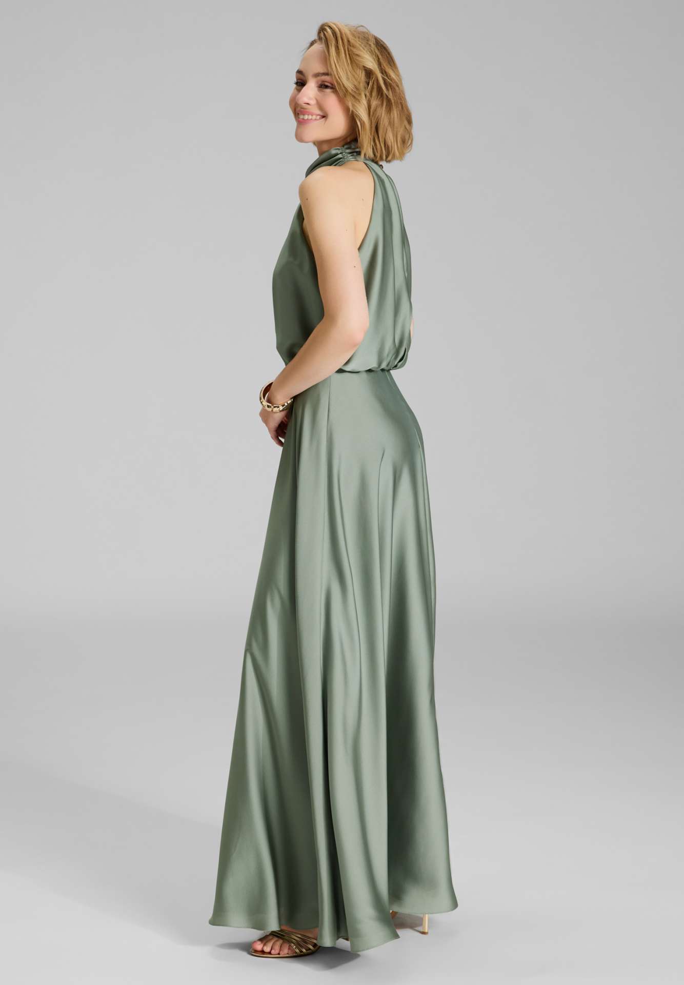 Abendkleid aus nachhaltigem Satin mit amerikanischem Ausschnitt und Beinschlitz