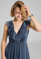 Abendkleid aus Crinkle Chiffon mit tiefem Ausschnitt und Rüschen