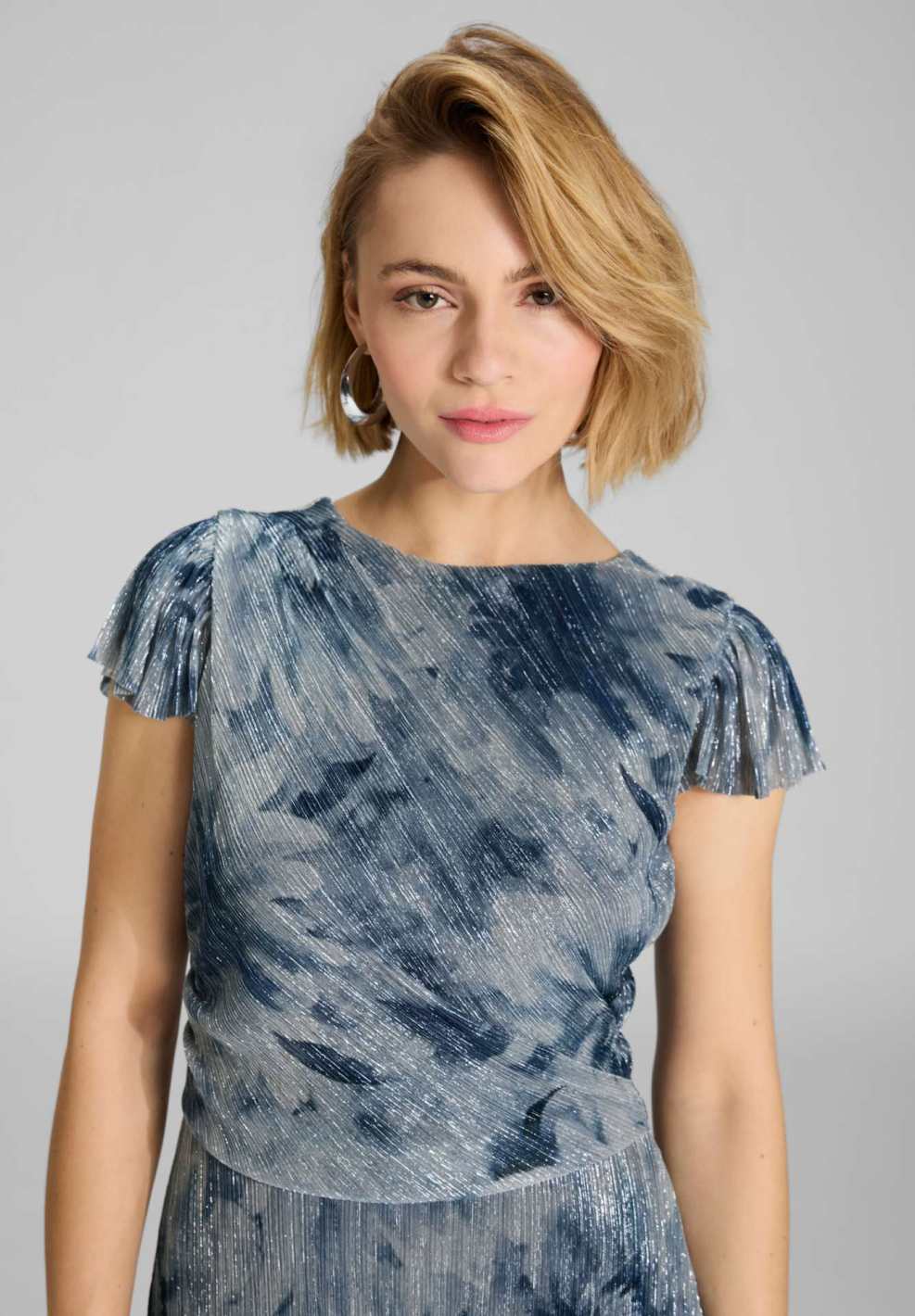 Midi Kleid aus bedrucktem Plissee Jersey mit kurzen Ärmeln