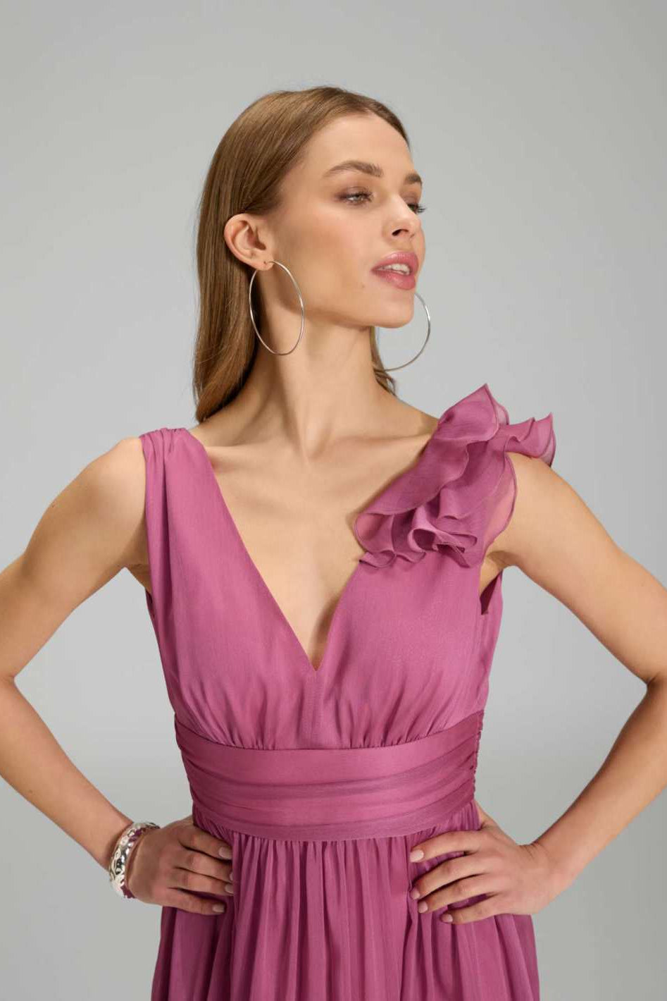 Cocktailkleid aus Crinkle Chiffon mit Volant Detail an der Schulter