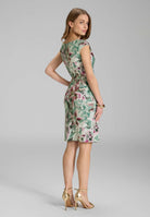 Etui Kleid aus bedrucktem Scuba mit Wickel-Ausschnitt