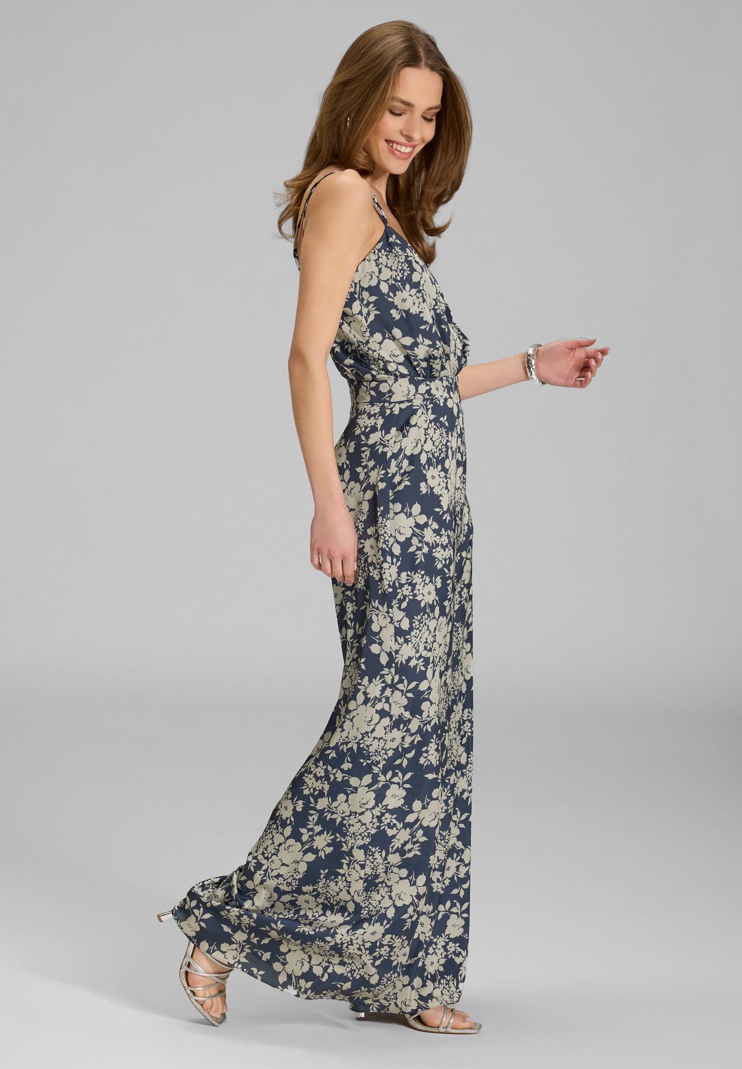 Jumpsuit aus floral bedrucktem Satin mit Spagettiträgern