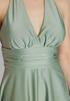 Neckholder Kleid aus Satin