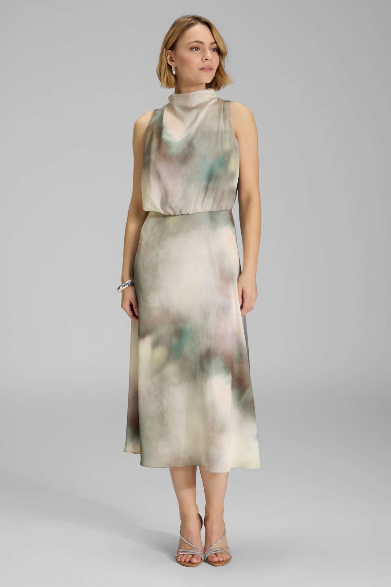 Midi Kleid aus gehämmertem Satin mit abstraktem Druck und Drapierung am Kragen deep slate multi