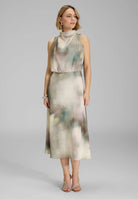 Midi Kleid aus gehämmertem Satin mit abstraktem Druck und Drapierung am Kragen deep slate multi