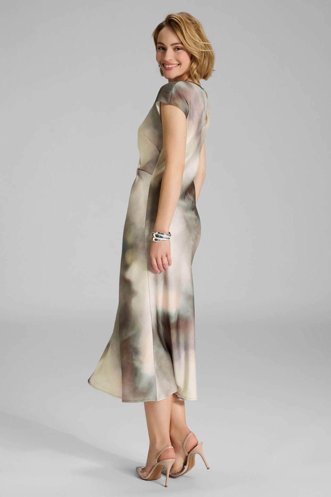 Slip Dress aus gehämmertem Satin mit abstraktem Druck