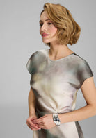 Slip Dress aus gehämmertem Satin mit abstraktem Druck