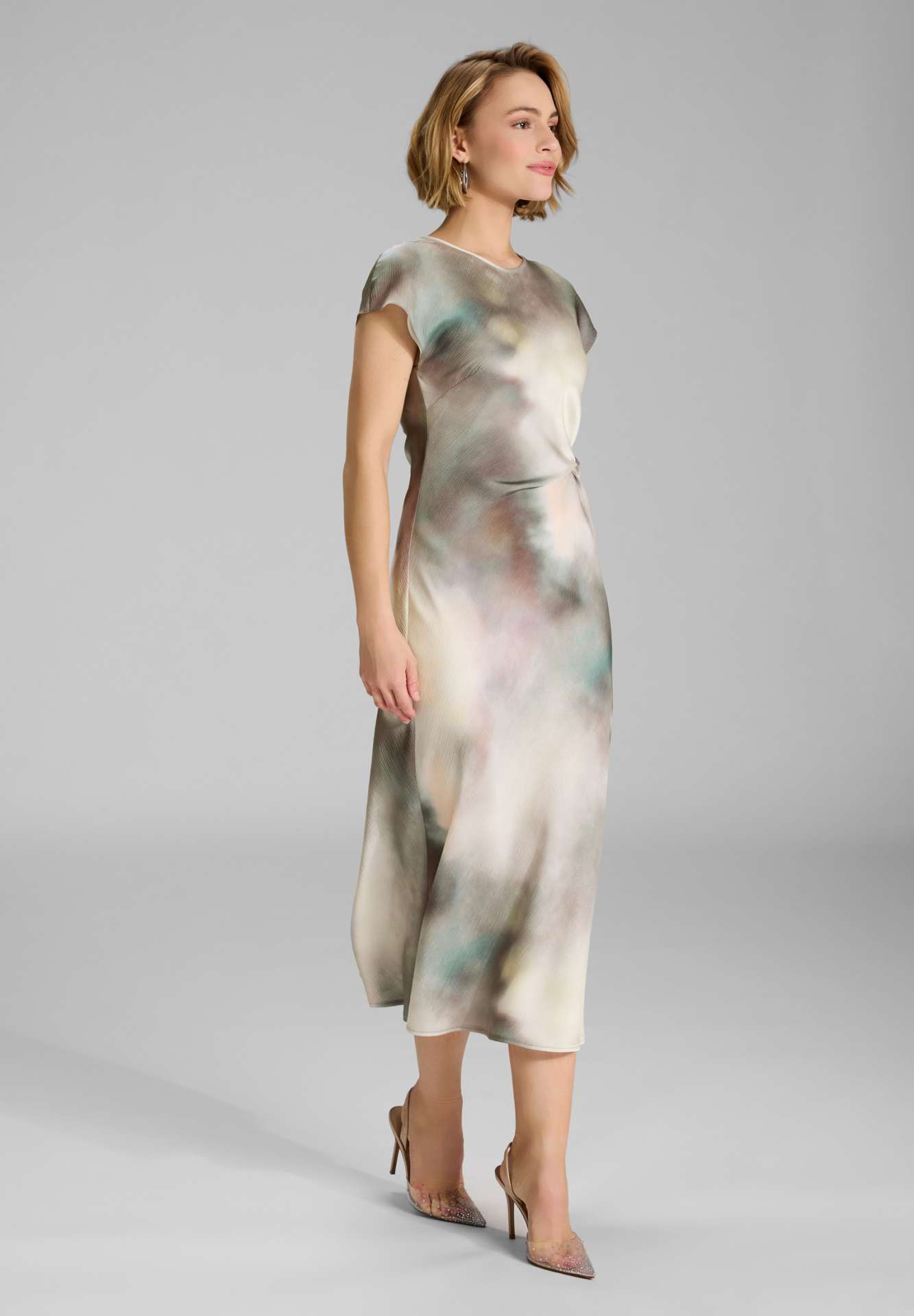 Slip Dress aus gehämmertem Satin mit abstraktem Druck