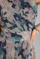 Midi Kleid mit diagonaler Drapierung aus bedrucktem Plissee Jersey