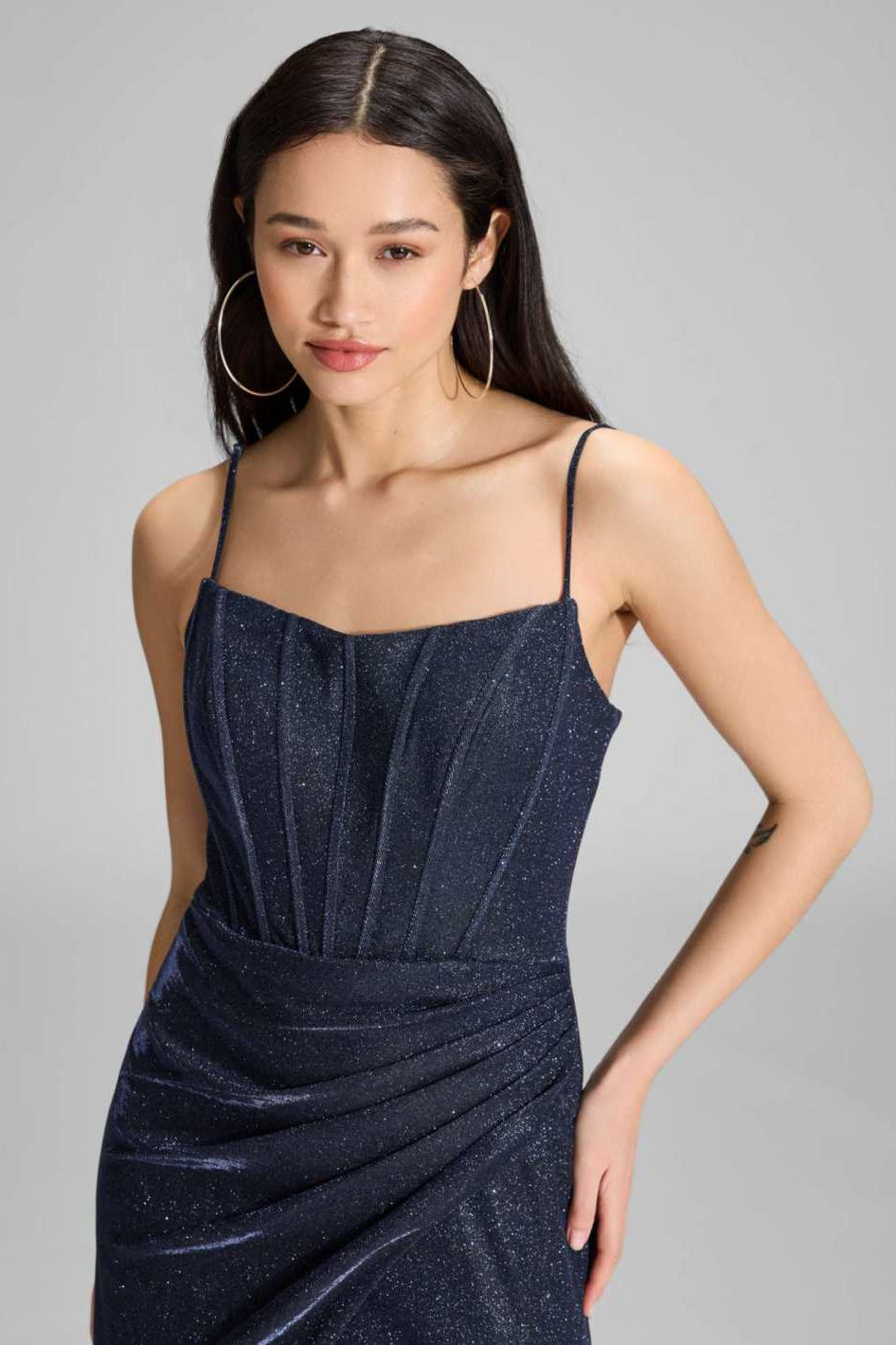 Figurbetontes Abendkleid mit Beinschlitz