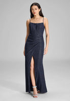 Figurbetontes Abendkleid mit Beinschlitz