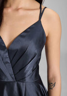 Satinkleid mit Beinschlitz