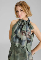 Bedrucktes Cocktailkleid mit Schluppe aus nachhaltigem Satin